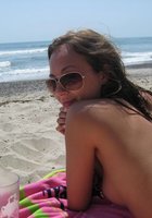 Отдыхая на пляже молодуха светит пирсингом в сосках 9 фотография