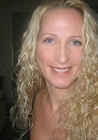 Беременная жена прикрывает сиськи рукой вечером 2 фотография