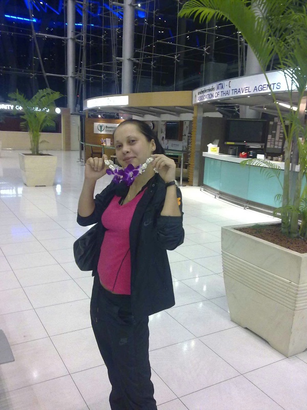 Развратная мамзель спустила штаны в лесу 3 фотография