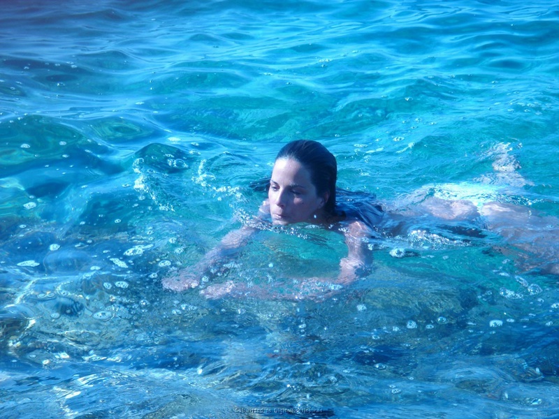 Бикса отдыхает у моря без лифчика 19 фотография