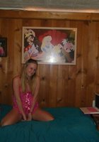 Улыбчивая красотка в своей комнате делает пошлые селфи 2 фотография