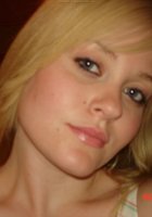 Блонда снимает пижаму перед тем как мастурбировать 13 фотография