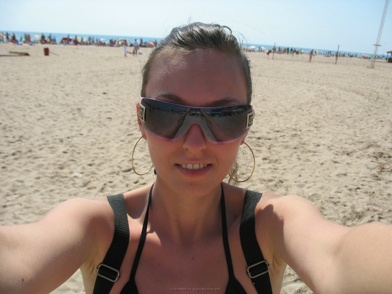 Девушка в купальнике проводит время на пляже 2 фотография