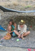 Баба лежит топлес на каменистом пляже 7 фотография