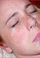 Чувак обильно накончал на лицо рыжей зазнобе 20 фотография