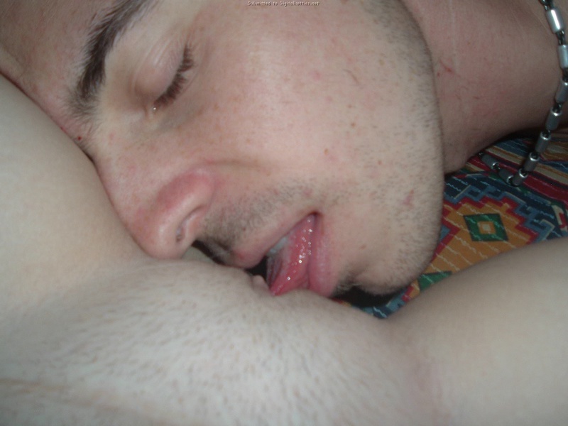 Телка показывает бритую письку перед соитием 20 фотография