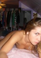 Сексапильная чертовка шалит в своей комнате поздно вечером 9 фотография