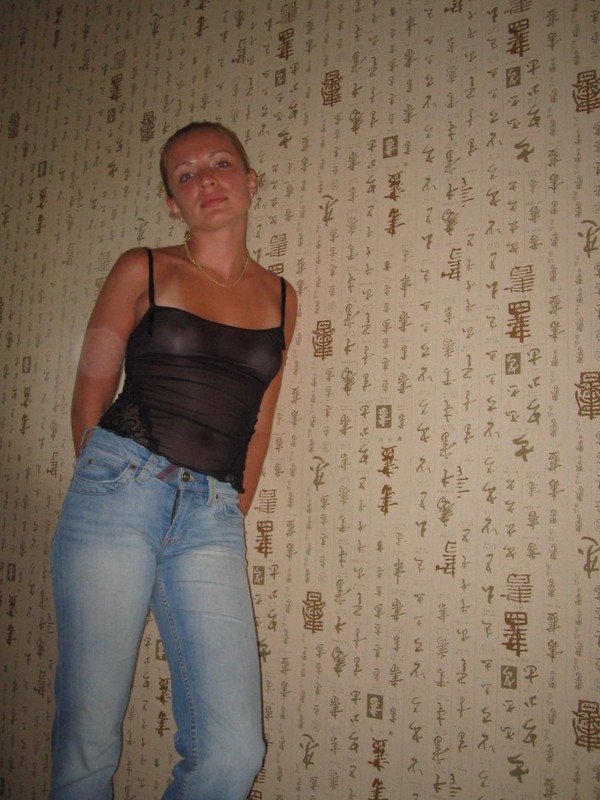 Зрелая блондинка пользуется двойным вибратором на диване 2 фотография