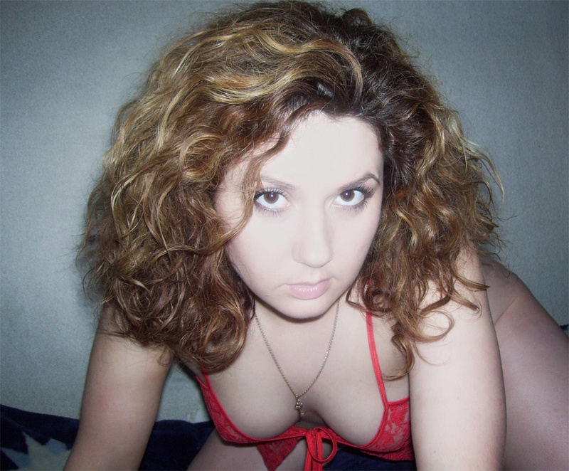 Чтобы трахнуть себя дилдо, кудрявая бикса разделась 5 фотография