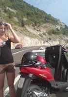 Жена пьет пиво катаясь на яхте в плавках 11 фотография