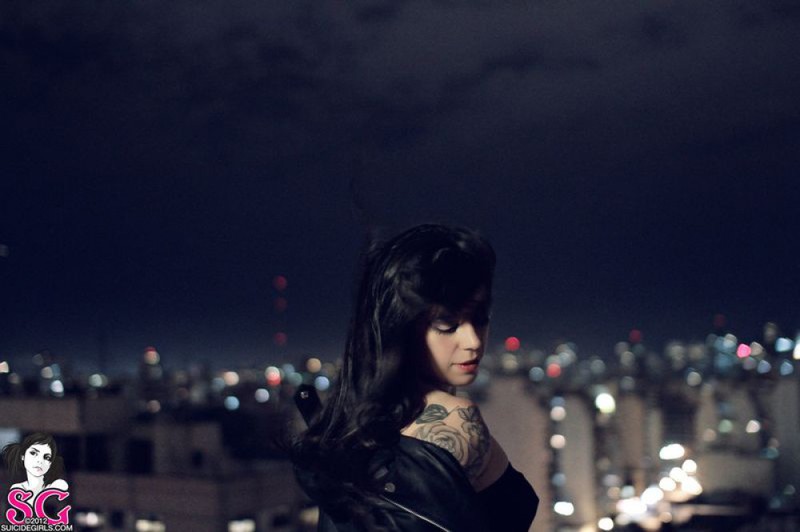 Вива обнажилась на крыше ночного города 34 фотография