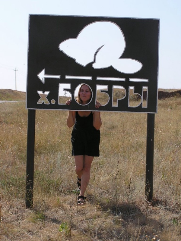 Голая стерва на пляже проводит время без трусов и одежды 8 фотография