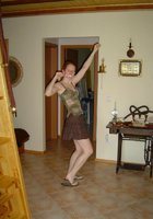 Рыжая краля с маленькими сиськами оголилась дома 14 фотография