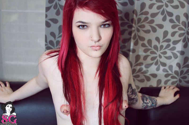 Красноволосая Китти валяется на дива без трусиков и одежды 30 фотография