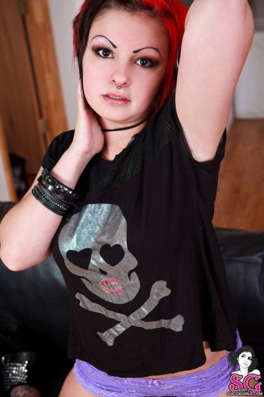 Ошеломительная Терра демонстирует оголенные формы на черном диване 4 фотография