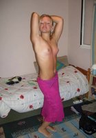 Голая блондинка купается в ванной 4 фотография