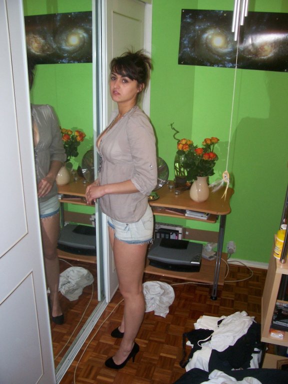 Грузинская подруга на постели показывает жопу не снимая колготы 11 фотография