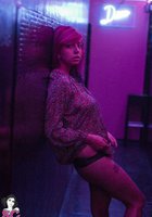 Татуированная Мила оголилась в узком коридоре 38 фотография