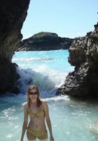 Веселая худышка смотрит на бритую писю в зеркальце 5 фотография