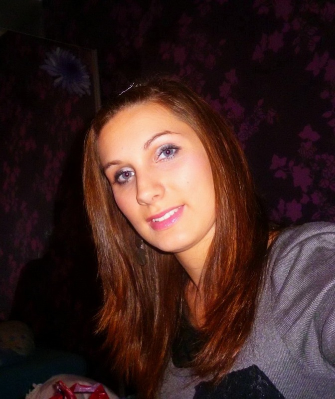 Милая чика готова к завершению романтического ужина 1 фотография