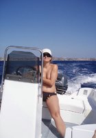 Баба загорает в отпуске топлесс 4 фотография