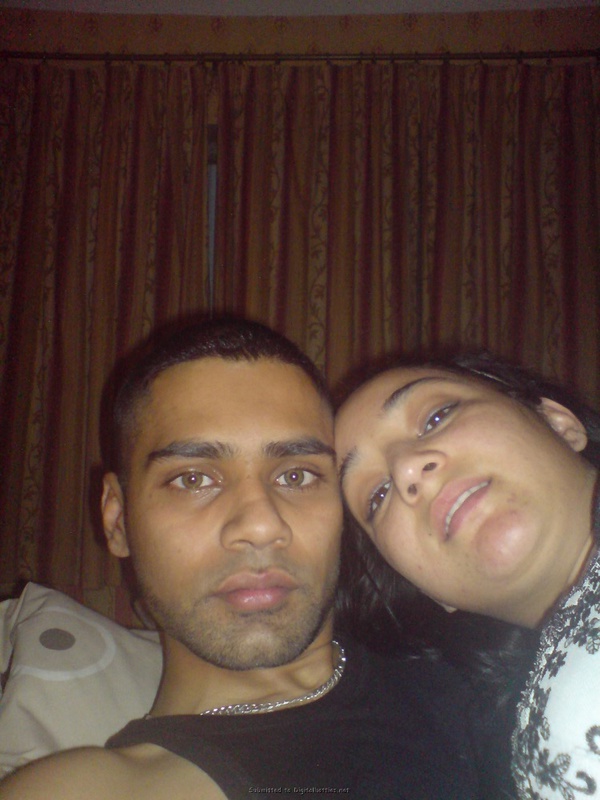 Армянка в спальне разделась до нижнего белья 31 фотография