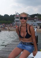 Блонда на природе демонстриует ухоженную манду 1 фотография