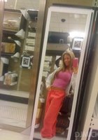 Полуголая милашка делает селфи не прикрывая клевую жопу 1 фотография