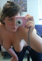 Голая девушка любуется отражением голой задницы 11 фотография