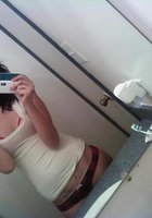 Молодые бестии смотрят на грудь отражающуюся в зеркале 5 фотография