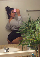 Привлекательная баба делает пошлое селфи напротив зеркала 20 фотография