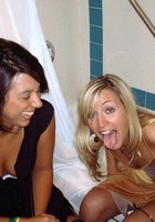 Соблазнительные марамойки не против заняться развратом 7 фотография