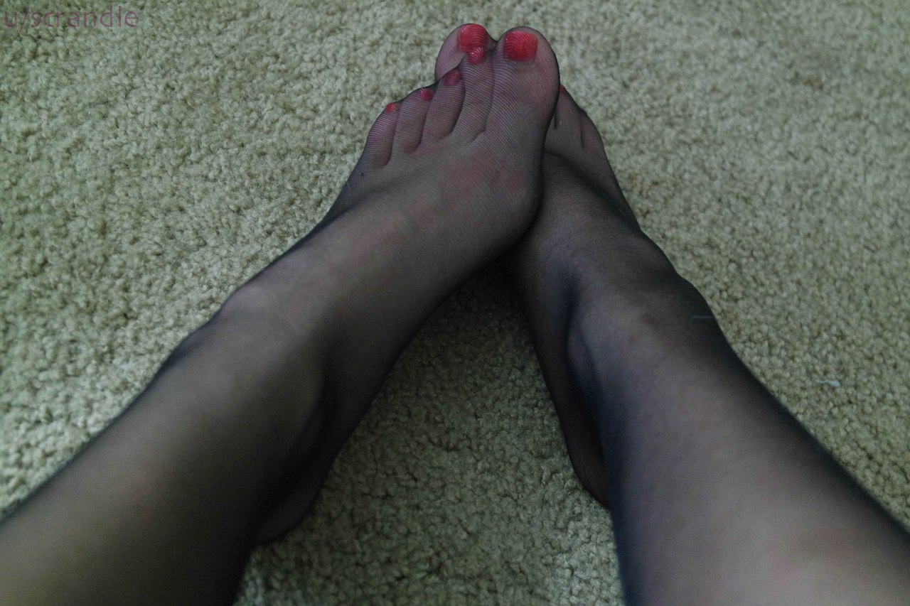 Футфетишистки демонстрируют ножки вблизи 1 фотография