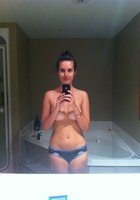 Девахи развели ноги и показали сочную промежность 7 фотография