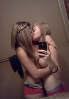 Соседки снимают лифчики, чтобы сфотографироваться у зеркала 2 фотография