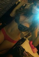 Шалашовка любит делать пошлые селфи в свободное время 15 фотография