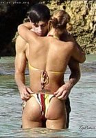 Девушки в купальниках хвастаются фигурой перед камерой 18 фотография