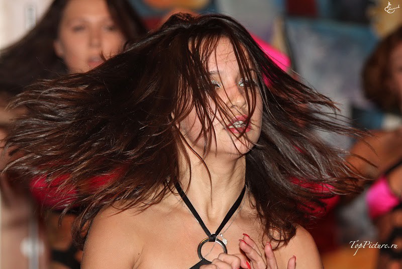 Красивые девушки привлекательно танцуют на конкурсе 21 фотография