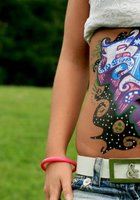 Молодки показывают граффити нарисованное на их обнаженном теле 13 фотография