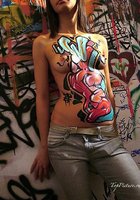 Молодки показывают граффити нарисованное на их обнаженном теле 20 фотография