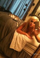 Блонда любит делать откровенные селфи в свободное время 2 фотография