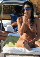 Телкам не стыдно светить сиськами в разных местах 1 фотография