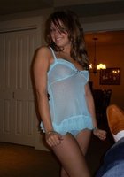 Симпатичная молодуха озорничает дома в красивом белье 16 фотография