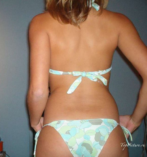 Светловолосая грешница прикрывает титьки стоя в трусах 6 фотография