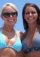 Веселые озорницы шалят как дома так и на пляже 8 фотография