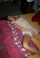 Стройная красотка откровенно позирует в спальне 9 фотография