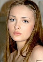 Голая красавица залезла под стеклянный стол 2 фотография