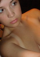 Стройные потаскушки оголяют прелести дома 18 фотография