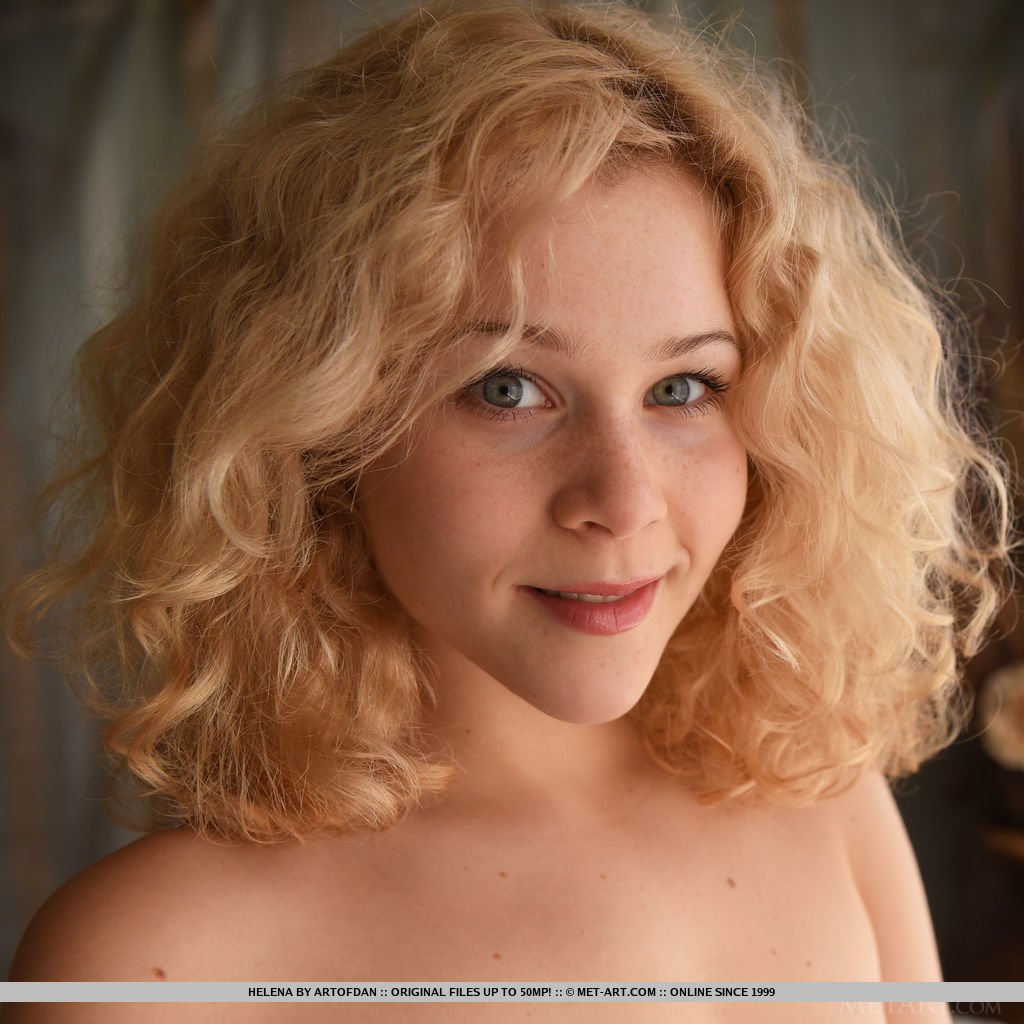 Молодая прелестница показала бритую щелку 18 фотография