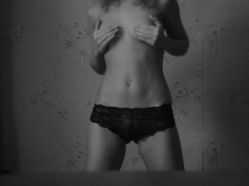 Стройная девушка не против развратничать дома 1 фотография